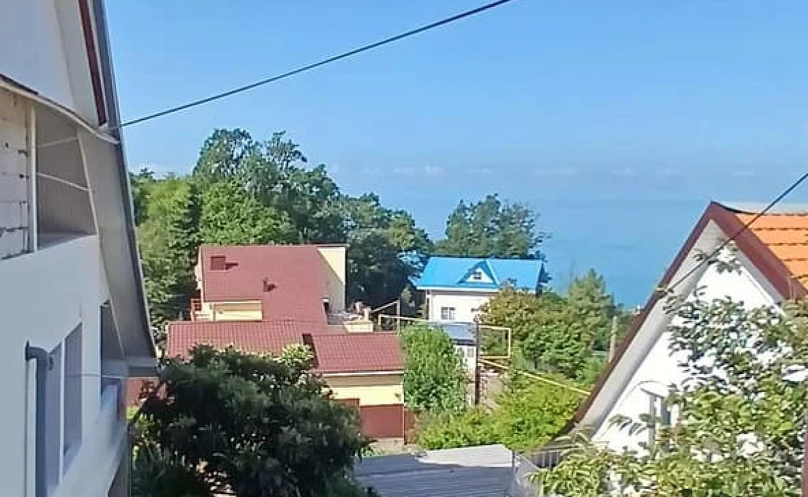 Второй этаж отдельного домика люкс класса, 2 комнаты, от 1 до 2 гостей, двуспальная кровать, балкон. Гостевой дом "Горная лаванда". Лазаревское