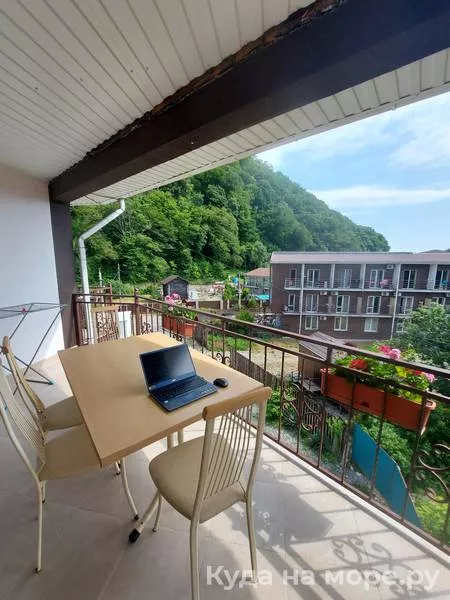 Трёхместный номер люкс с балконом. Гостевой дом "Нур". Ольгинка