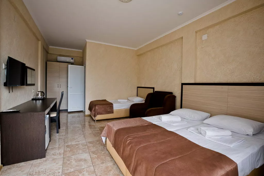 Трехместный номер без вида на море. Отель «NOY». Лоо