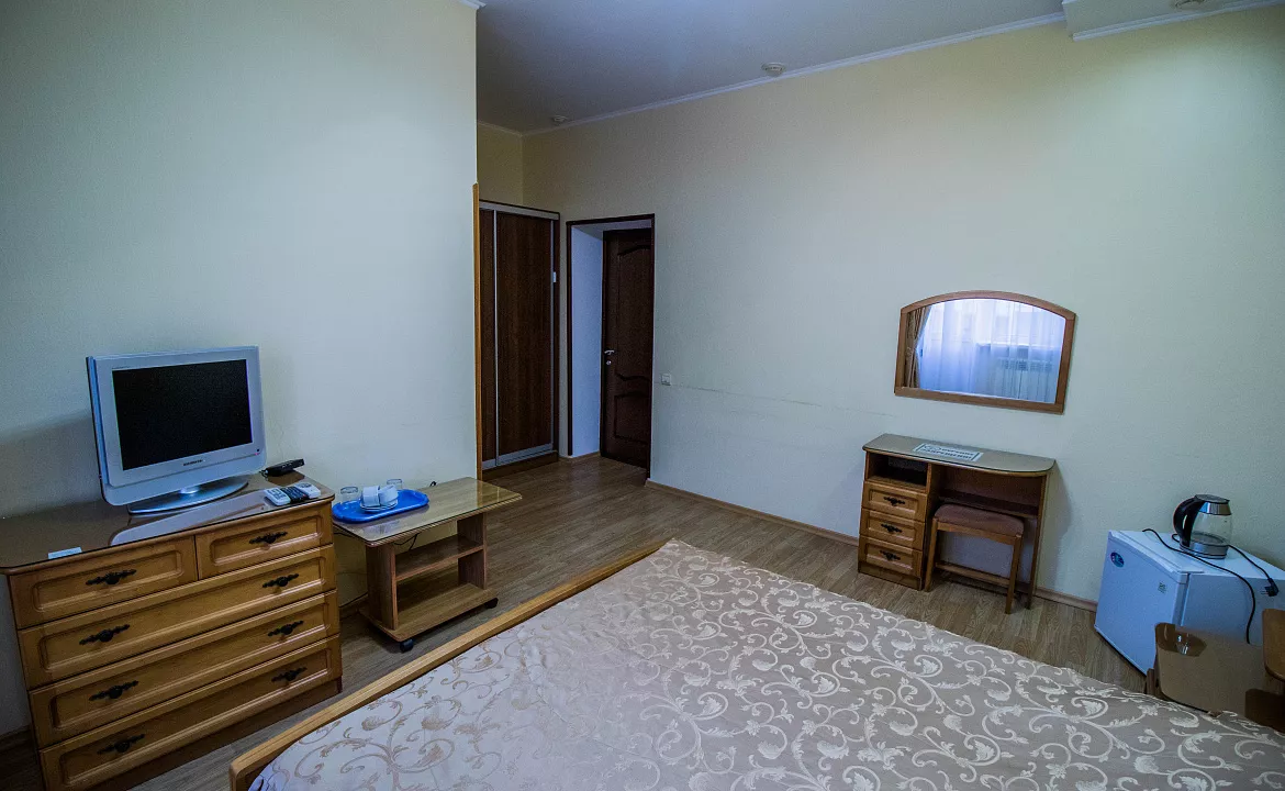 Стандартный двухместный номер с двуспальной кроватью. Отель "Москва". Геленджик