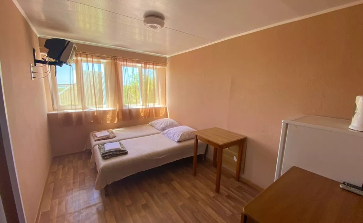 Пятиместный, двухкомнатный. Гостевой дом Ласточкино гнездо. Голубицкая