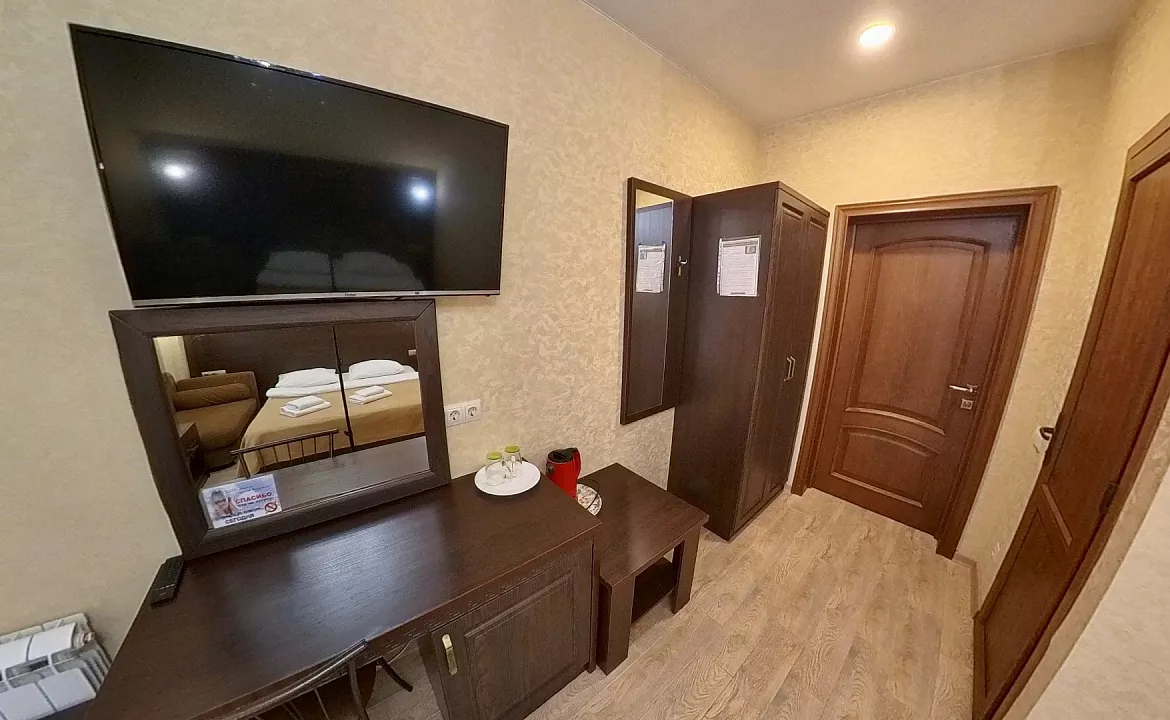 Стандарт трехместный с балконом. Гостевой дом «ГРИФ». Адлер