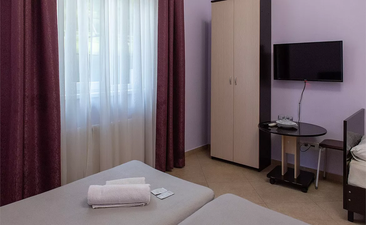 Трехместный номер на 1 этаже. Отель "Ниагара Фоллс". Сочи