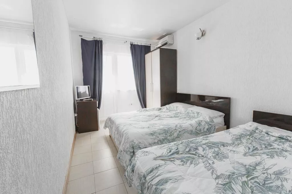 . Эллинг Море за окном Азовская 18. Лоо