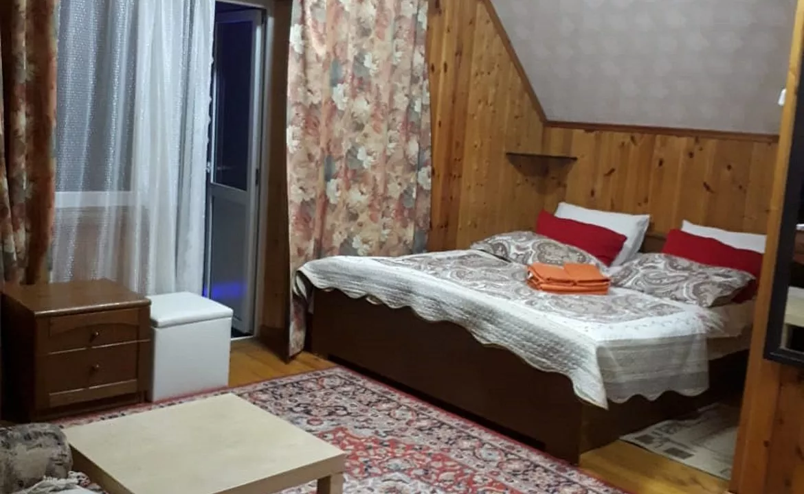 Двухместный номер с большой кроватью. Гостевой дом Родник. Красная Поляна
