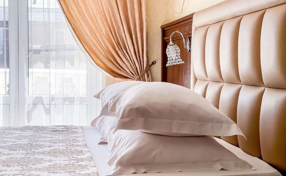 Люкс 2-х комнатный (большой) с балконом. Anzhelina Family Hotel. Витязево