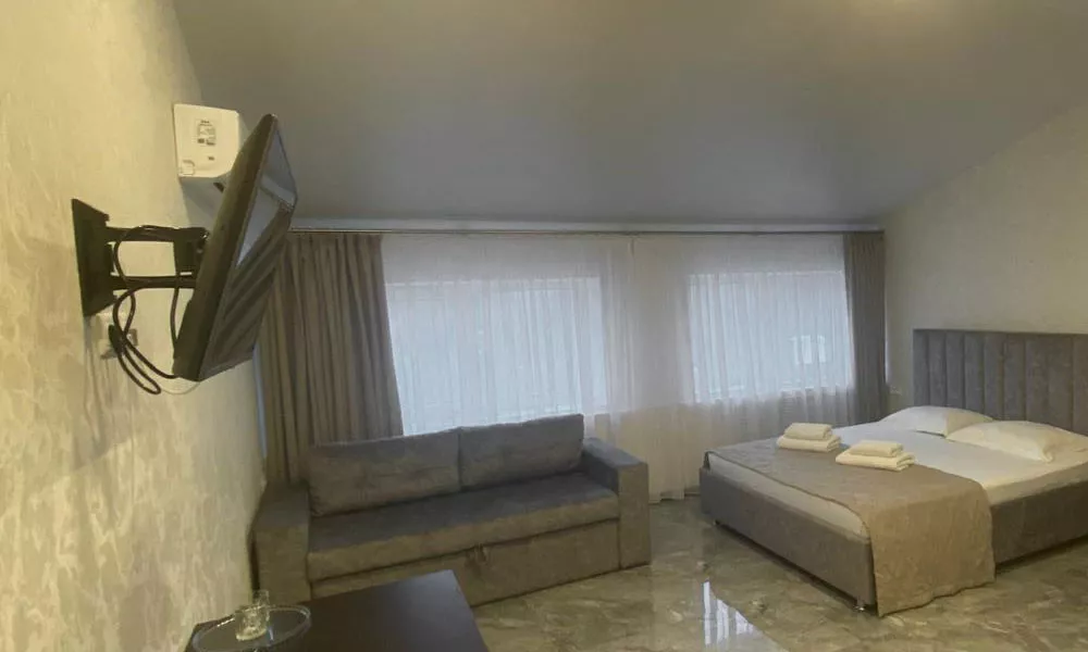 5-ти местный номер «Улучшеный» с двуспальной кроватью, раскладным диваном, креслом. Отель «Эра». Анапа