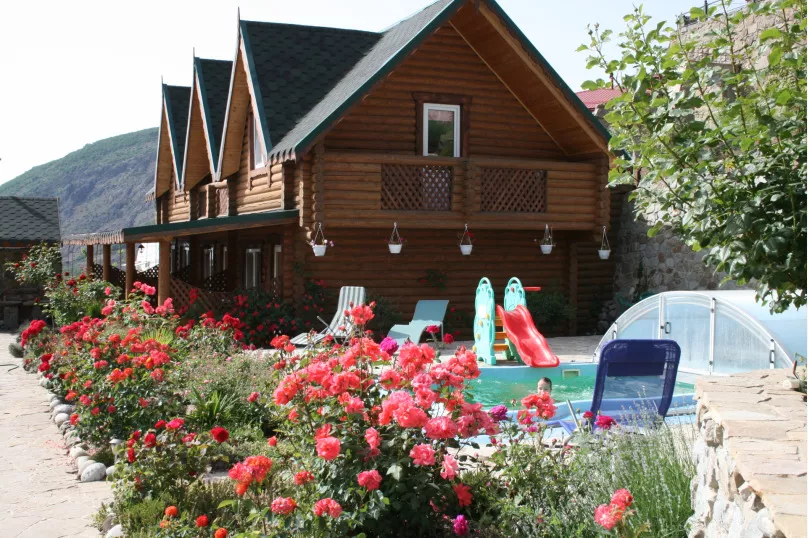 Двухэтажный деревянный сруб. Гостевой дом Над Партенитом. Лавровое