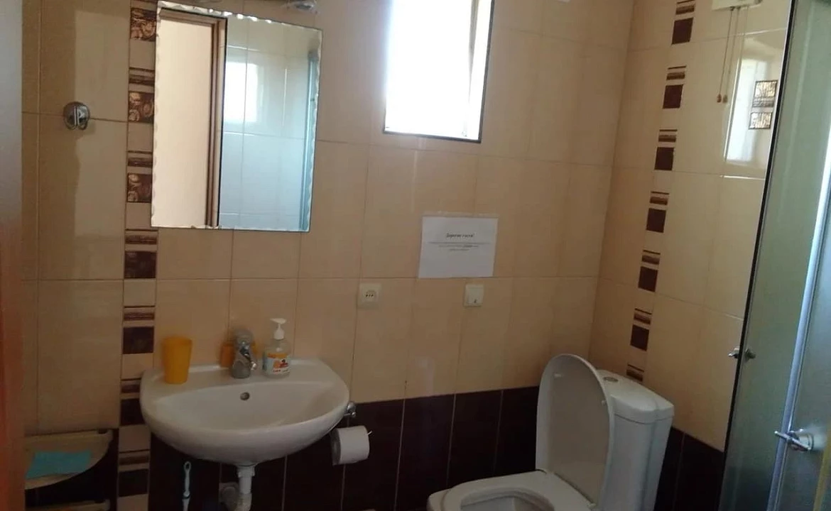 Первый этаж отдельного домика люкс, от 1 до 3 гостей, двуспальная кровать, балкон. Гостевой дом "Горная лаванда". Лазаревское