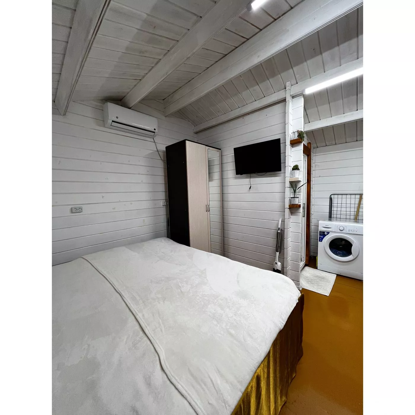 . Коттеджи на берегу моря со всеми удобствами . Сухум