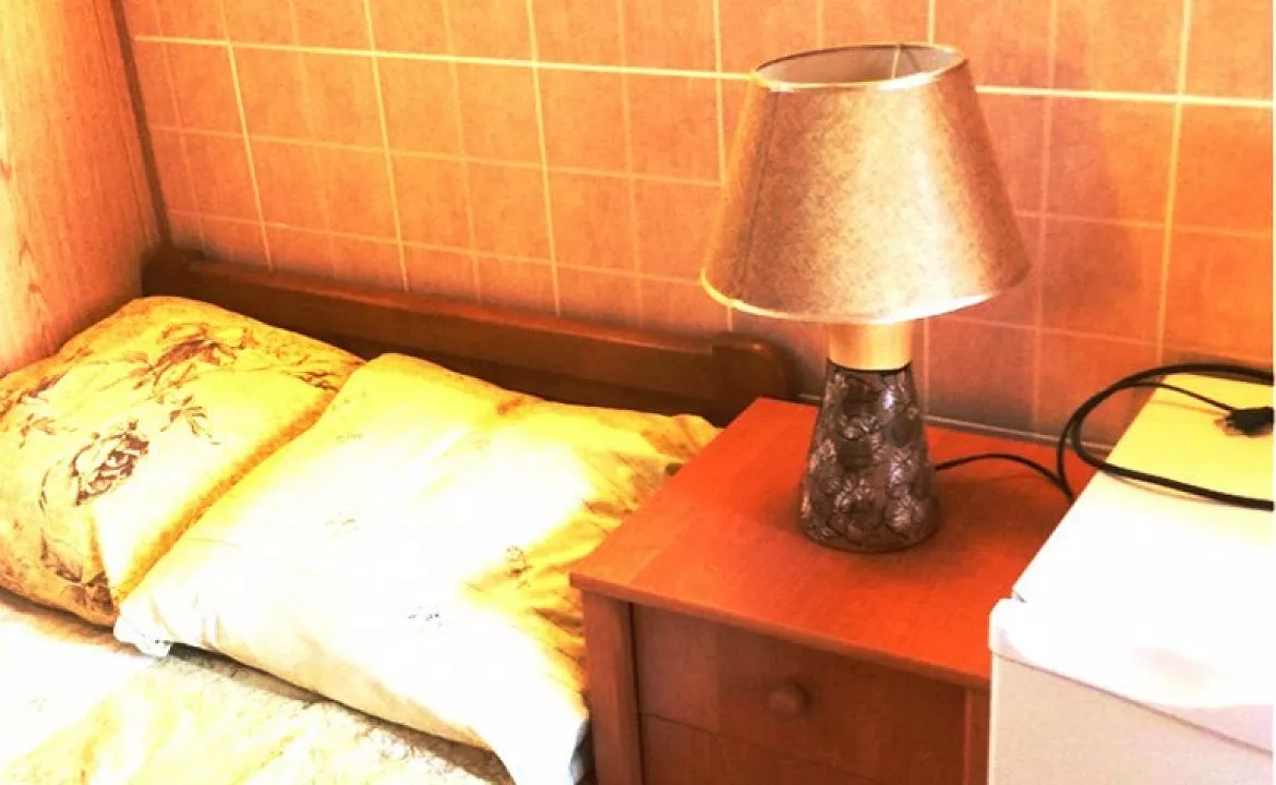 Двухместный номер с душем в отеле на берегу Черного моря. Гостиница "Тихий отель". Приморский Двухместный номер с душем в отеле на берегу Черного моря. Гостиница "Тихий отель". Приморский