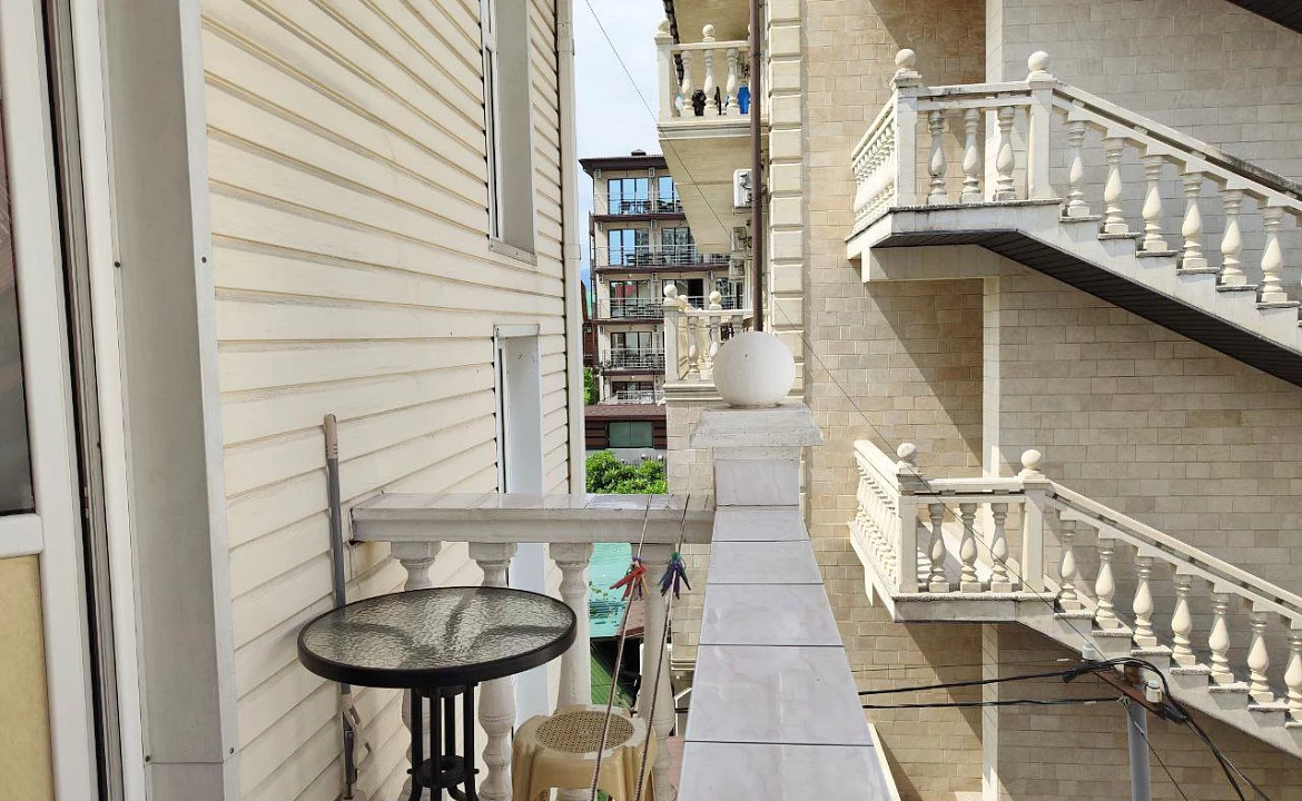 Апартаменты с балконом на 3м этаже. Гостевой дом "Регион 86" . Адлер