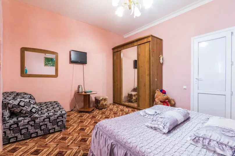 Комфорт двуспальная кровать. Гостевой дом "Агина". Геленджик