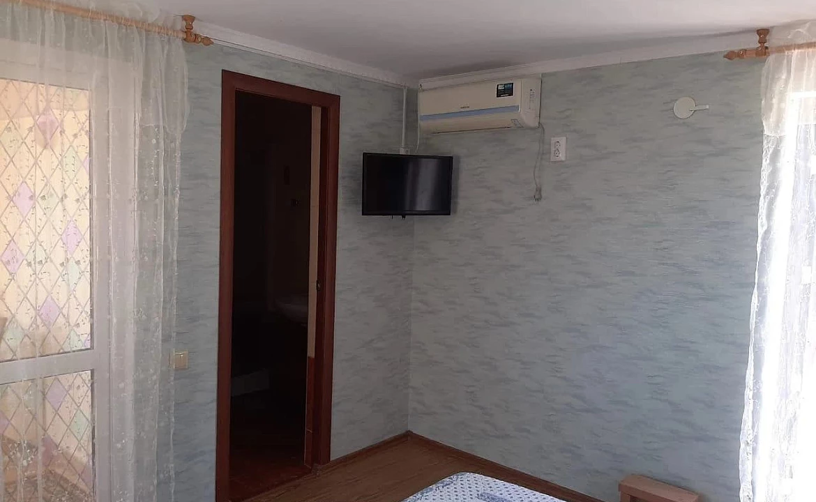 Второй этаж отдельного домика люкс класса, 2 комнаты, от 1 до 2 гостей, двуспальная кровать, балкон. Гостевой дом "Горная лаванда". Лазаревское