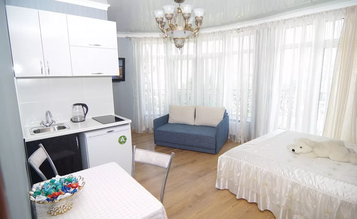 Люкс семейный 4-х местный номер с балконом. Частный гостевой дом у Ярославовны. Алушта