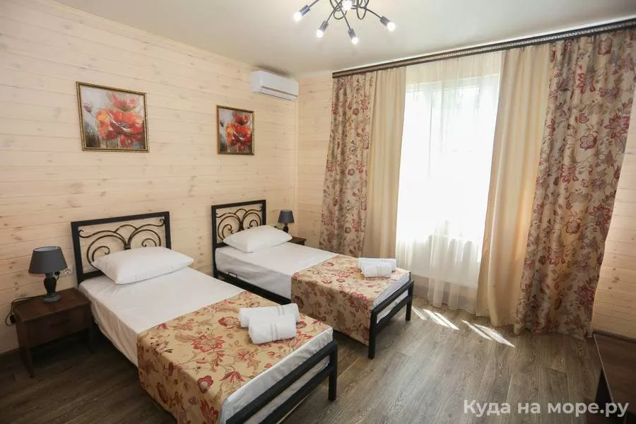 Четырёхместный номер с балконом . Гостевой дом "Некрасов отель". Голубицкая