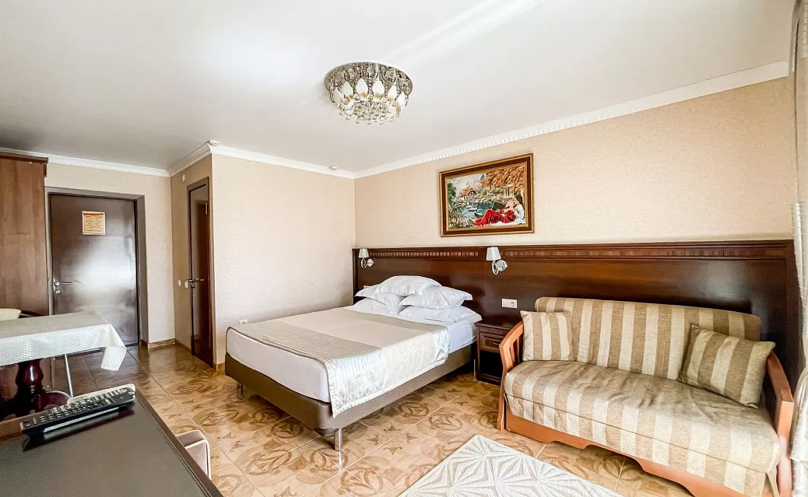 Полулюкс 5-ти местный (с балконом). Anzhelina Family Hotel. Витязево