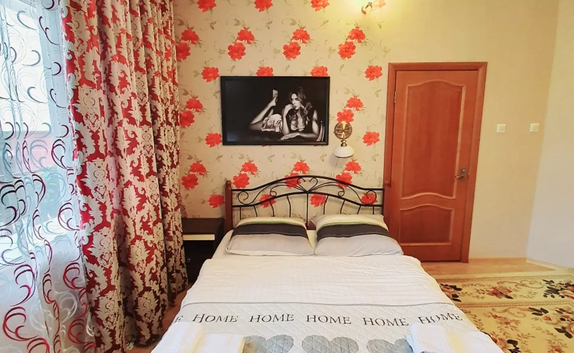 двухкомнатный четырехместный номер с большим балконом и видом на горы. Гостевой дом Родник. Красная Поляна