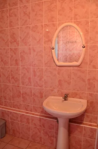 3-х местный номер в главном корпусе. Гостиница комплекс "Новинка". Ейск