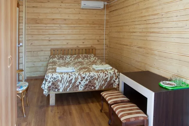 2-х местный однокомнатный номер в новом деревянном корпусе. Гостиница комплекс "Новинка". Ейск