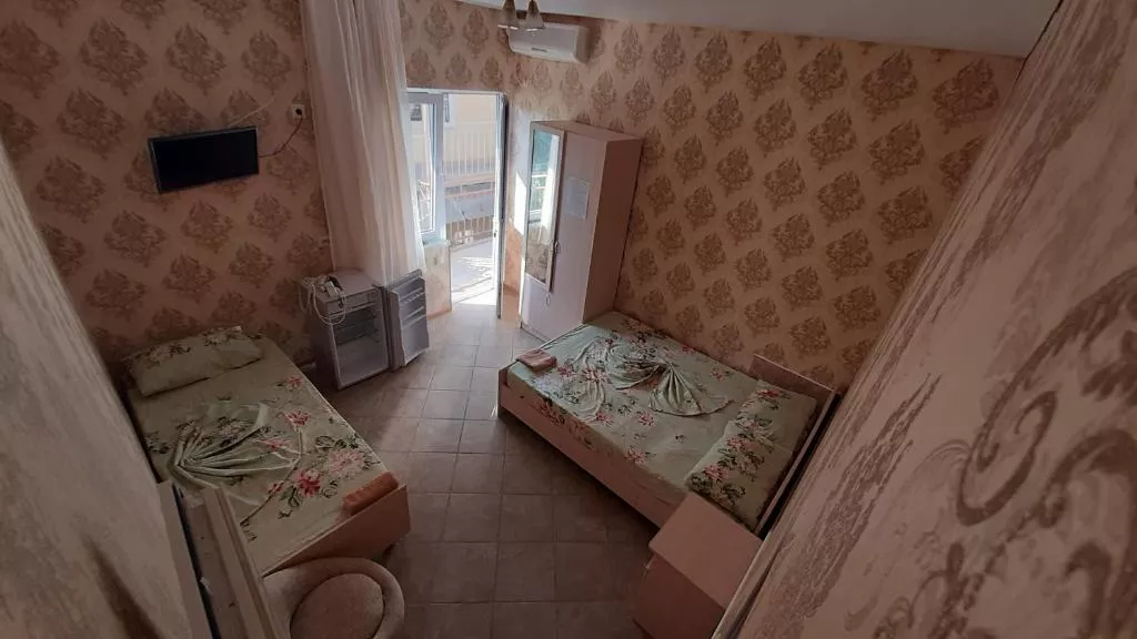 «Южный» Стандартный трехместный номер. Гостевой дом "Южный" у Гарика. Лазаревское «Южный» Стандартный трехместный номер. Гостевой дом "Южный" у Гарика. Лазаревское