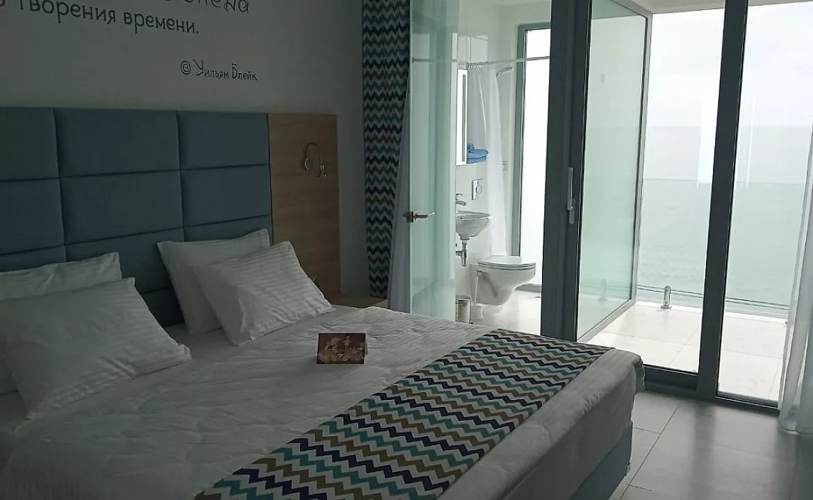 ДЕЛЮКС С ВИДОМ НА МОРЕ И БАЛКОНОМ. Отель La Familia. Лоо