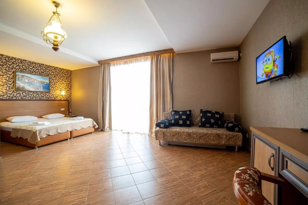 Четырехместный номер с балконом. Отель Атмосфера. Кабардинка Четырехместный номер с балконом. Отель Атмосфера. Кабардинка