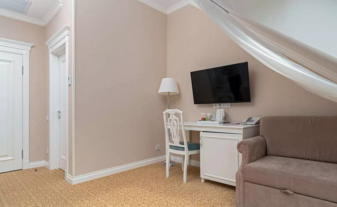 Однокомнатный двухместный номер «Стандарт Мансарда». Семейный отель Династия. Геленджик