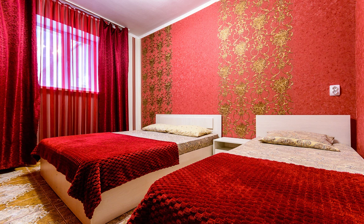 Семейный трёхместный комфорт. Гостевой дом УЮТ на ул. Новороссийское шоссе 1/7. Джубга