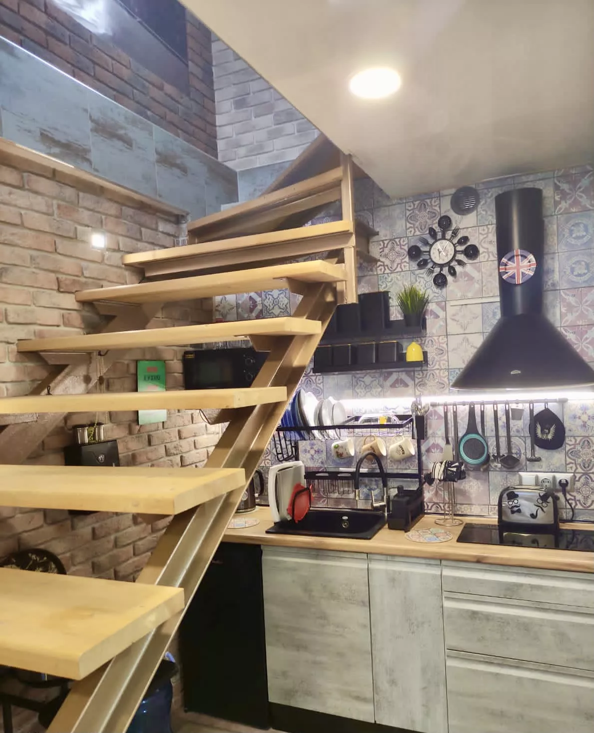 . Квартира в многоквартирном доме на земле в пгт Коктебеле недалеко от моря (700 м), с кондиционером. Коктебель