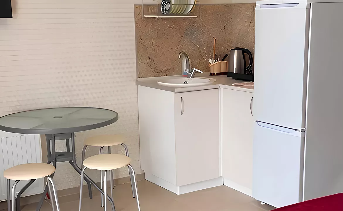 Апартаменты студия на 3-х человек с французским балконом. Гостевой дом "МЕЛИС". Дивноморское