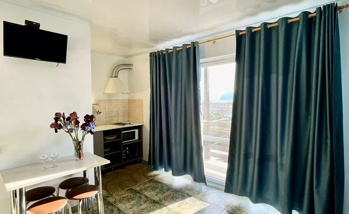 Улучшенный четырёхместный с кухней 3. Гостевой дом Тихий дворик - Орджоникидзе. Орджоникидзе