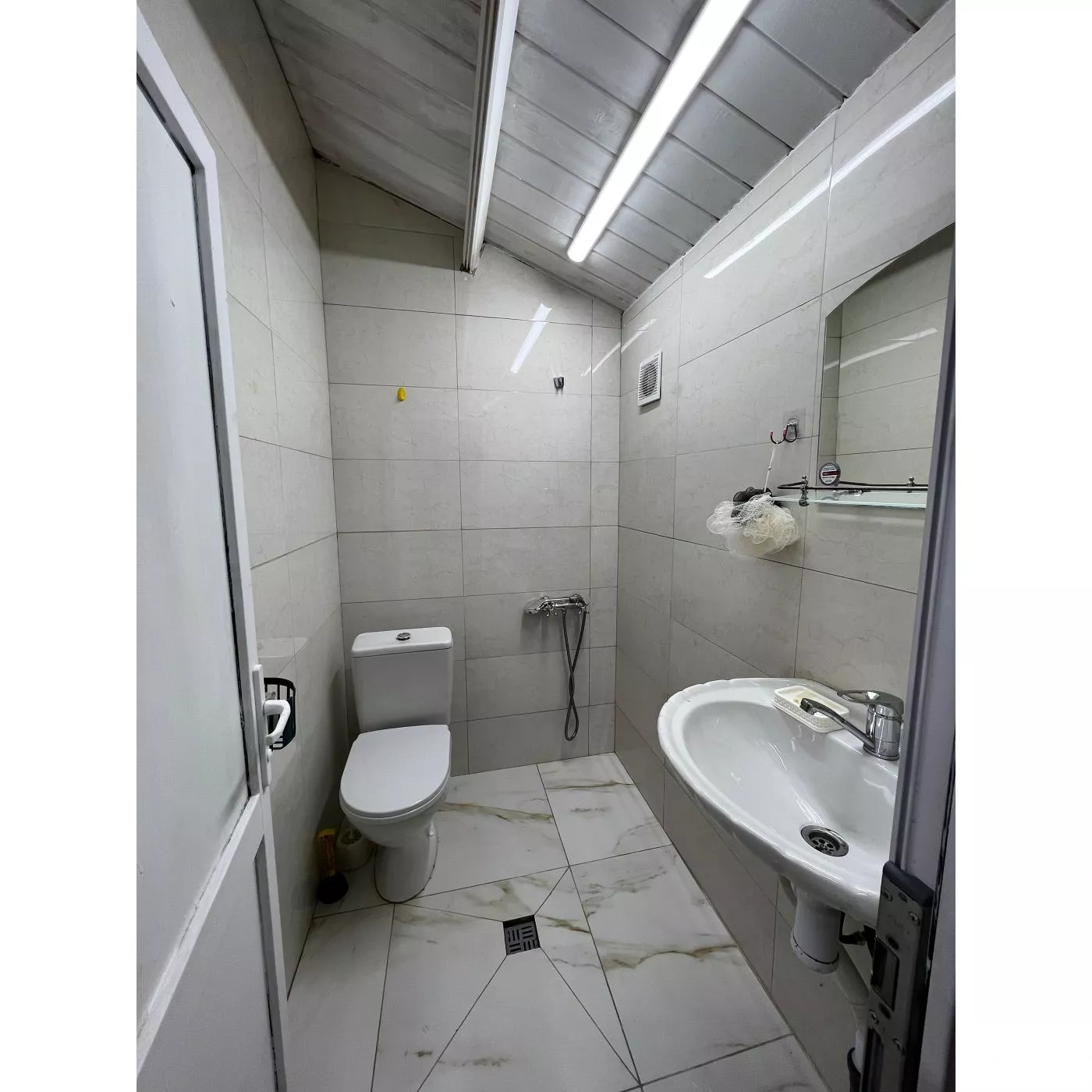 . Коттеджи на берегу моря со всеми удобствами . Сухум