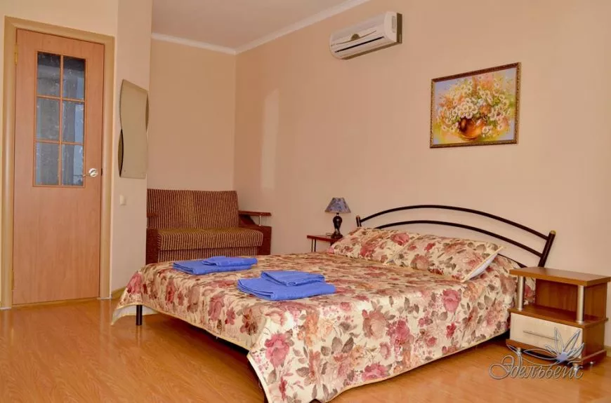 3-местный номер «панорамный» с балконом. Гостевой дом «Эдельвейс». Коктебель