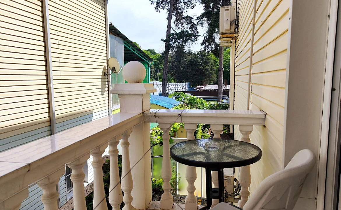 Апартаменты с балконом на 2м этаже. Гостевой дом "Регион 86" . Адлер