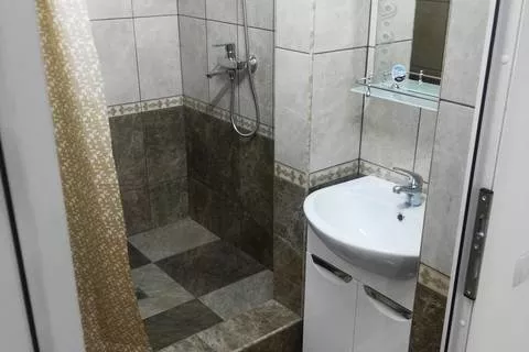 2−х местный номер (цокольный этаж). Гостевой дом "Лазаревское". Лазаревское