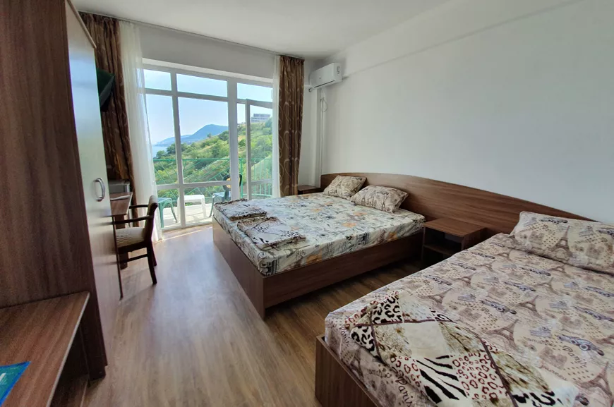 3-местный номер с балконом и видом на море, горы, бассейн и Алушту. Гостевой дом «Камилла Sunrise». Алушта