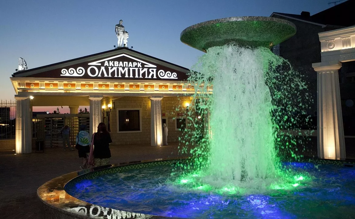 Фотография вечернего аквапарка Олимпия взята с сайта: https://olympia-anapa.ru/