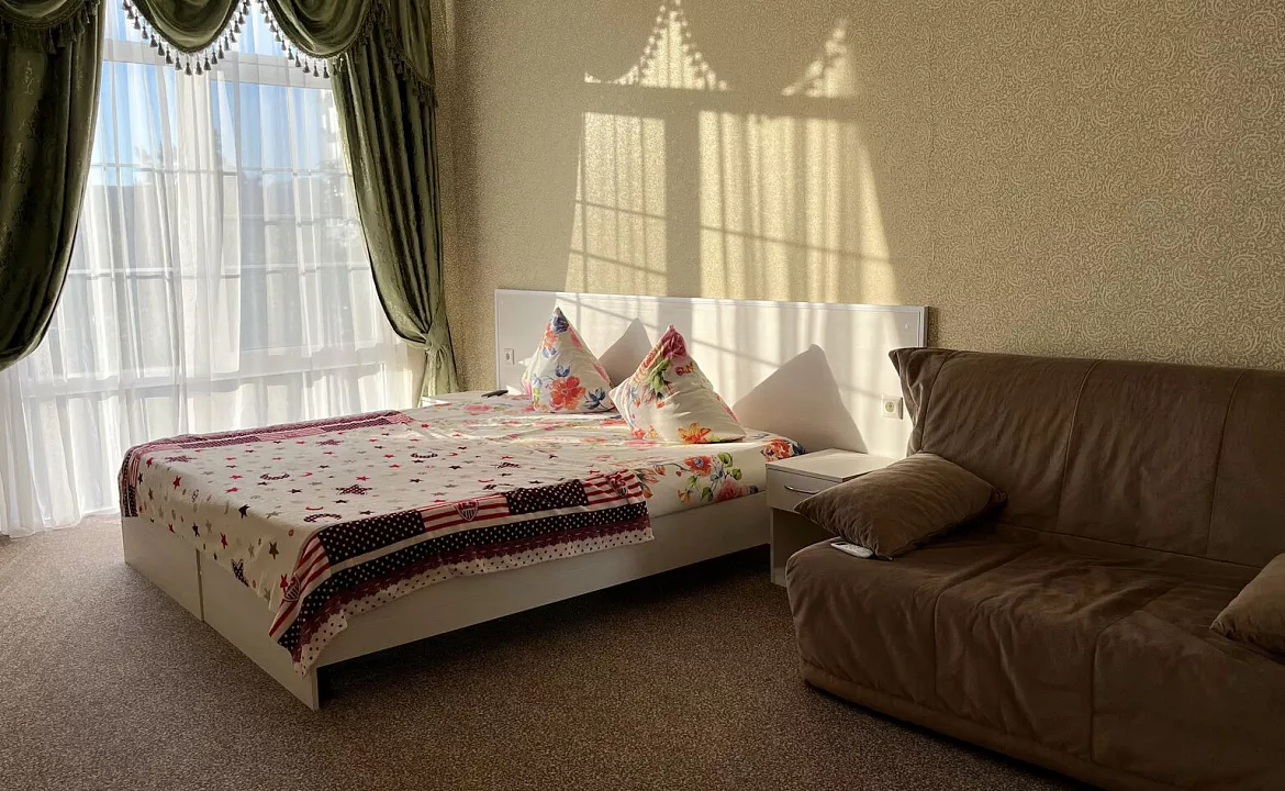 Апартаменты на 4-х человек с балконом. Гостевой дом "МЕЛИС". Дивноморское