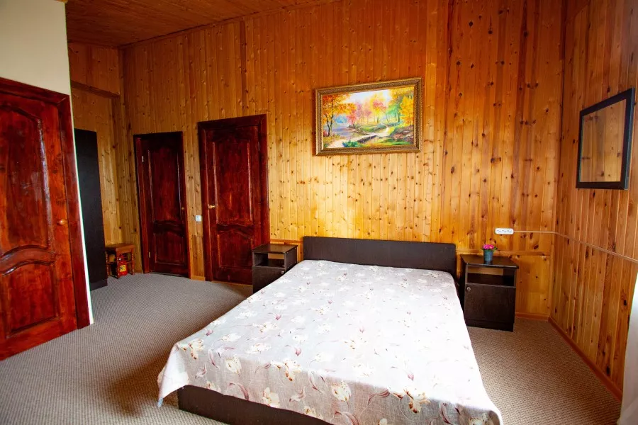 Люкс с балконом и кроватью размера «king-size». Гостевой дом ШарЛООтка. Лоо