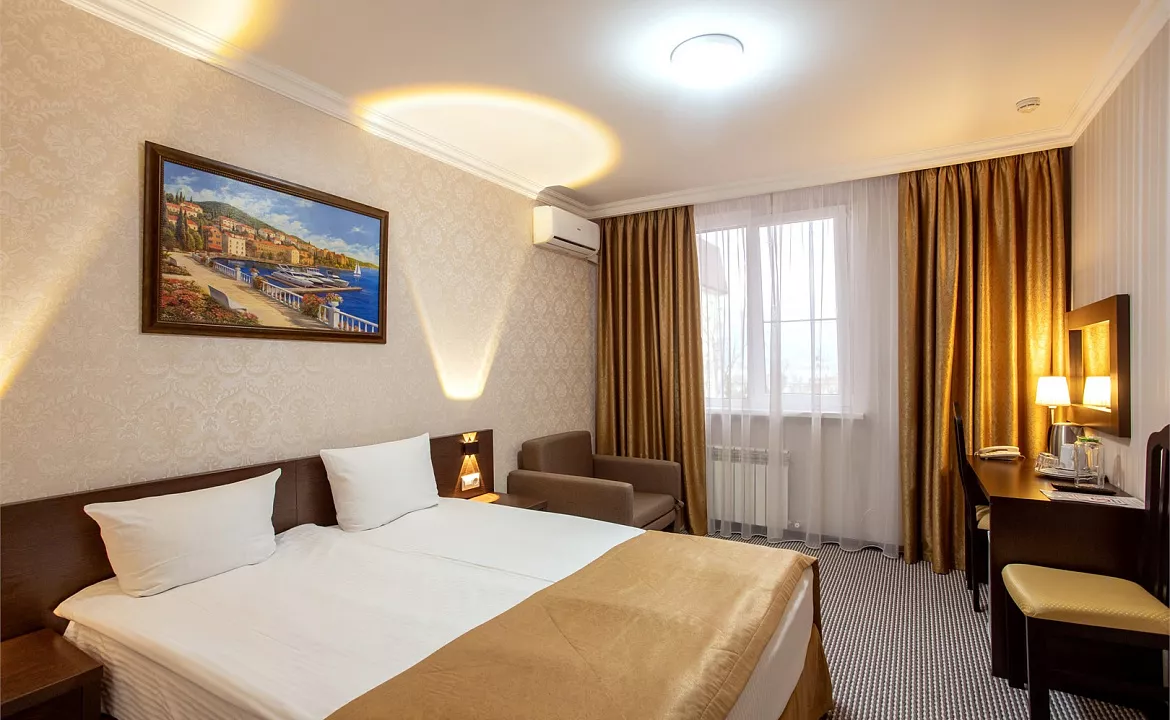 Стандартный с двумя односпальными или одной двуспальной кроватью. Отель «Фаворит». Геленджик