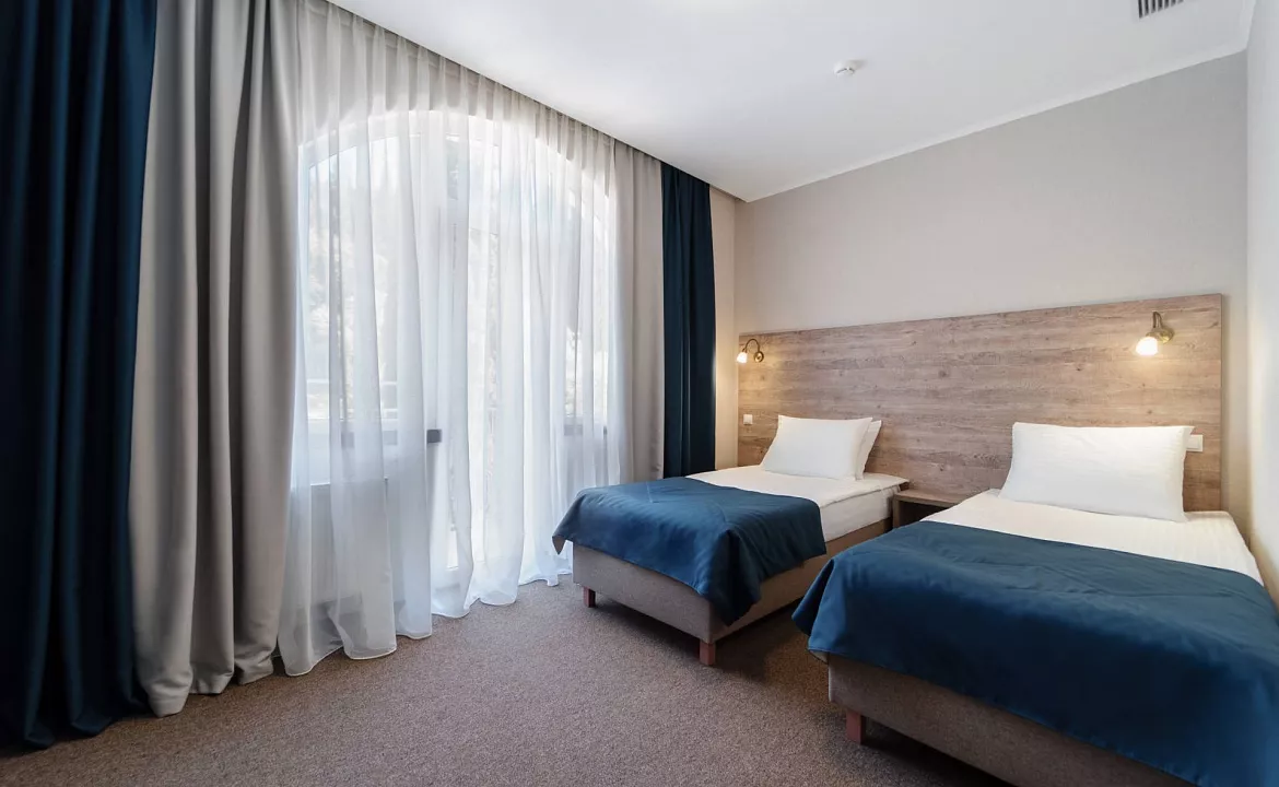 Стандартный двухместный номер с 1 двуспальной или 2 односпальными кроватями. Отель "Вилла Голубой залив". Симеиз