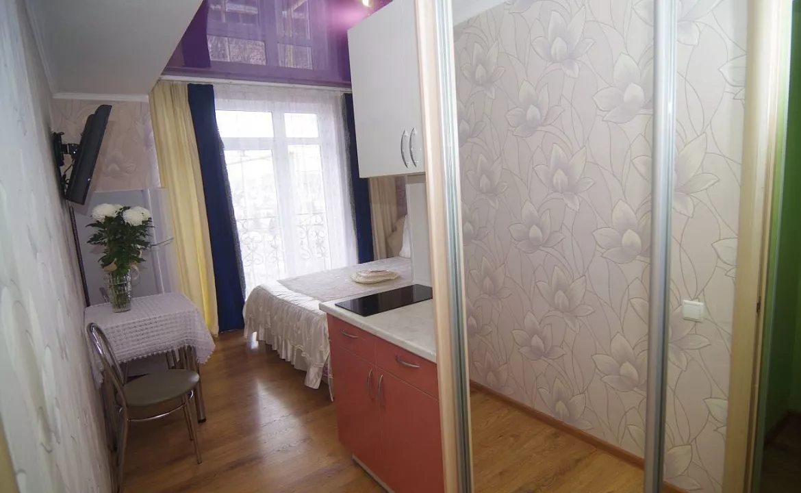 Комфорт 2-х местный с балконом( Комната №5). Частный гостевой дом у Ярославовны. Алушта