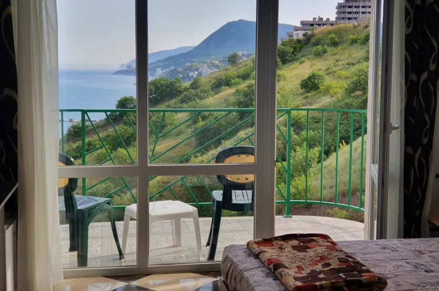 2-местный номер с балконом и видом на море,горы, бассейн и Алушту. Гостевой дом «Камилла Sunrise». Алушта