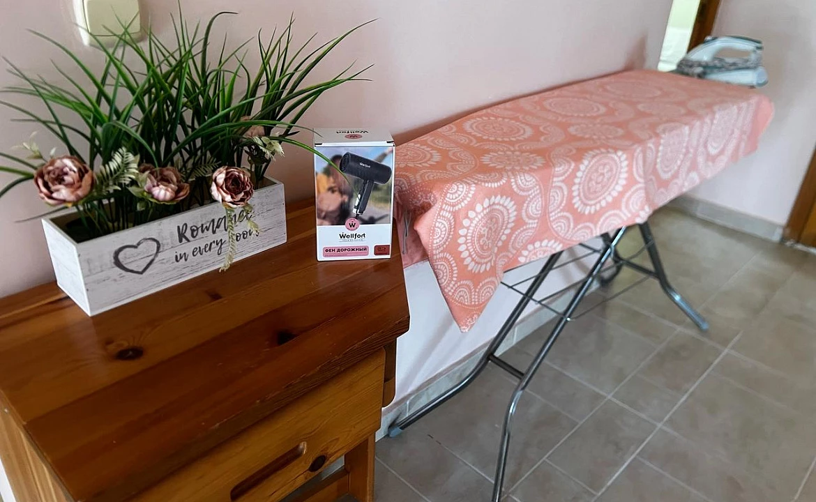 Четырёхместный номер с одной двуспальной и двумя односпальными кроватями. Гостевой дом Эксклюзив. Вардане