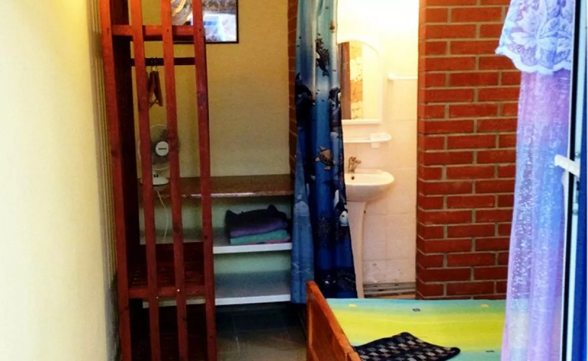 Двухместный номер с душем в отеле на берегу Черного моря. Гостиница "Тихий отель". Приморский Двухместный номер с душем в отеле на берегу Черного моря. Гостиница "Тихий отель". Приморский