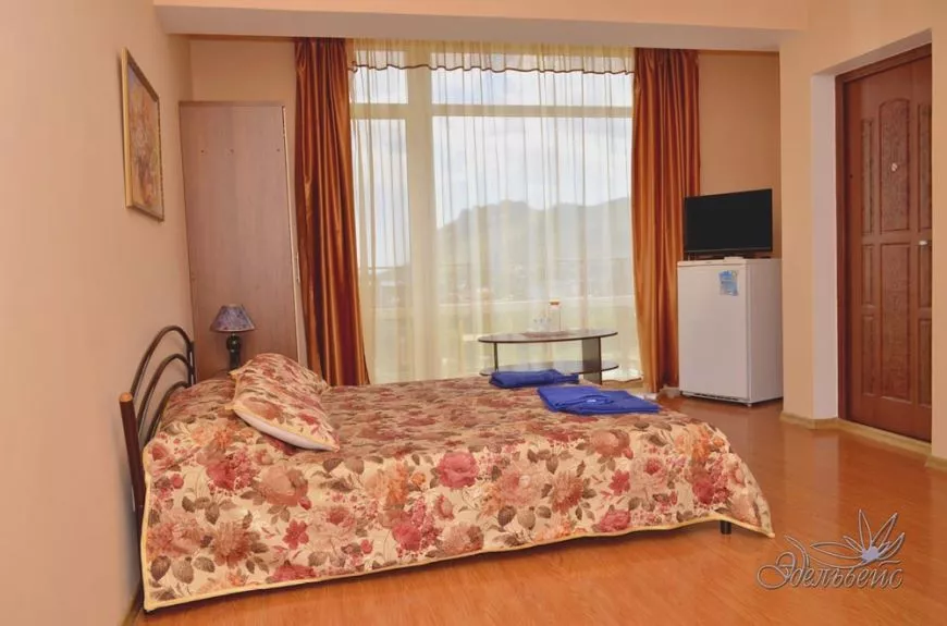 3-местный номер «панорамный» с балконом. Гостевой дом «Эдельвейс». Коктебель