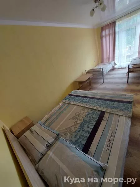 Двухкомнатный семиместный номер с балконом. Гостевой дом "Нур". Ольгинка