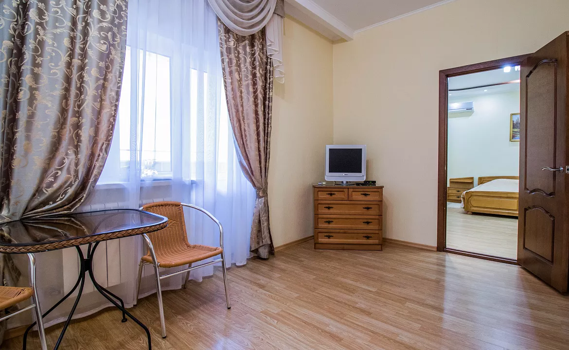 Четырехместный номер-комфорт с двуспальной кроватью и диваном-кроватью. Отель "Москва". Геленджик