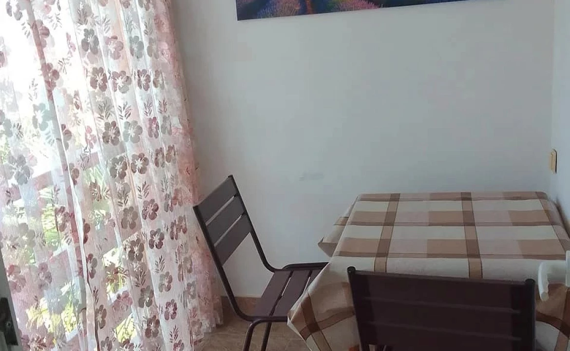 Первый этаж отдельного домика люкс, от 1 до 3 гостей, двуспальная кровать, балкон. Гостевой дом "Горная лаванда". Лазаревское